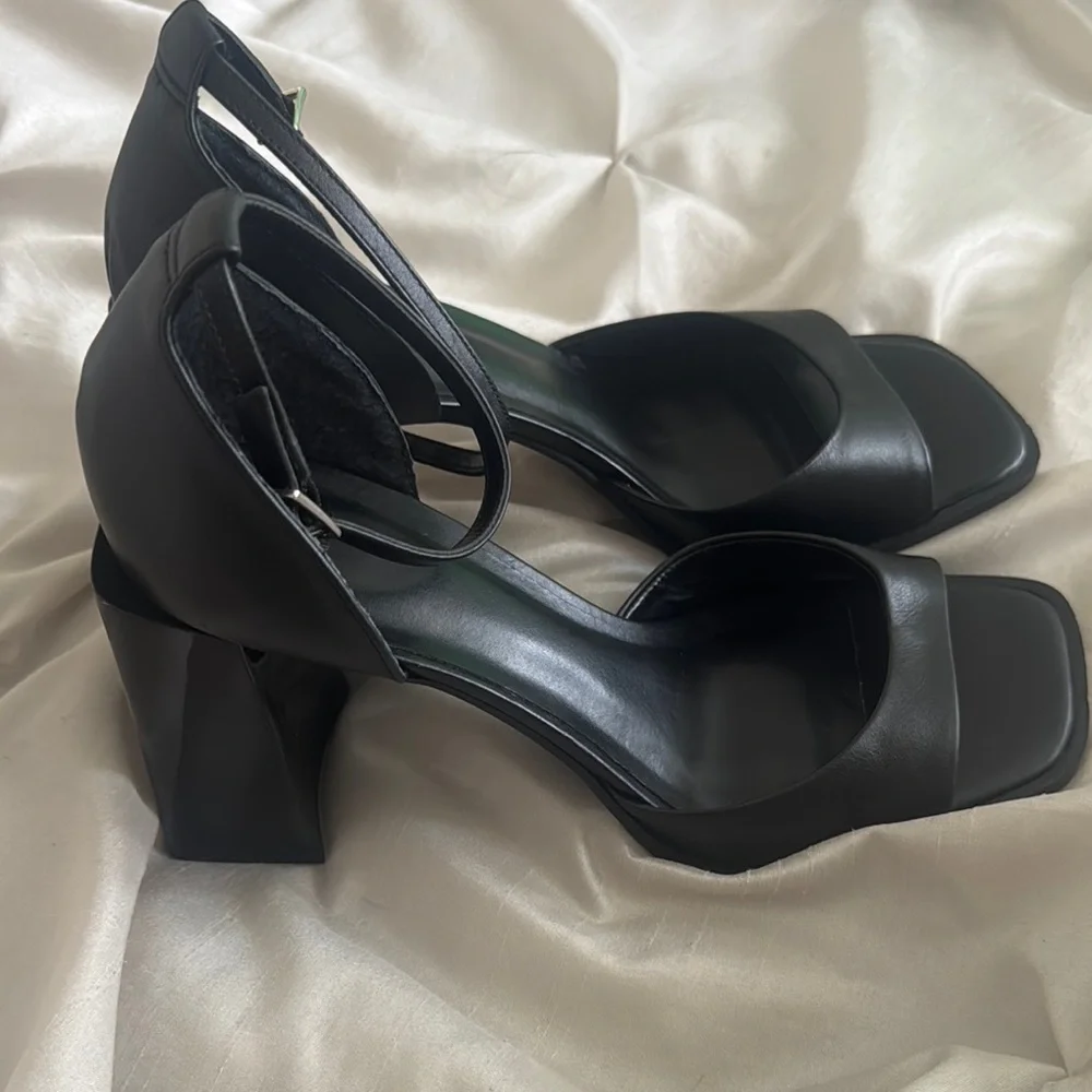 Gianni Bini Black Block Heel Sandals - Picture 1 of 6